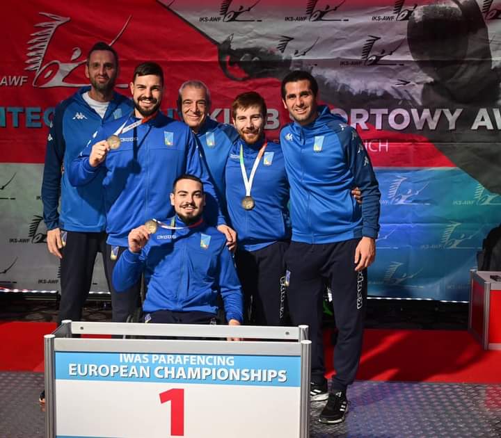 L'atleta paralimpico festeggia il trionfo agli europei